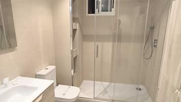 Een douche, handdoeken