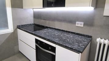 Refrigerador, microondas, horno y cafetera y tetera