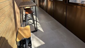 Eine moderne Küche mit einer Holzvertäfelung, einem Essbereich mit Tisch und Stühlen sowie großen Fenstern mit Blick auf die Stadt.