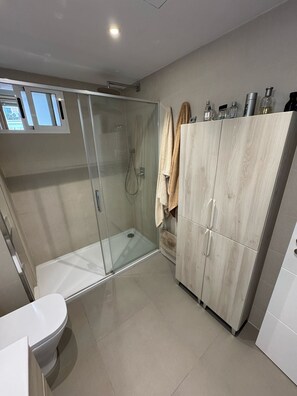 Douche, serviettes fournies