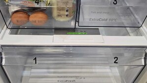 Ein Kühlschrank mit beschrifteten Fächern für Fisch und Fleisch, Obst und Gemüse, sowie einem Bereich, der als ExtraKalt gekennzeichnet ist.
