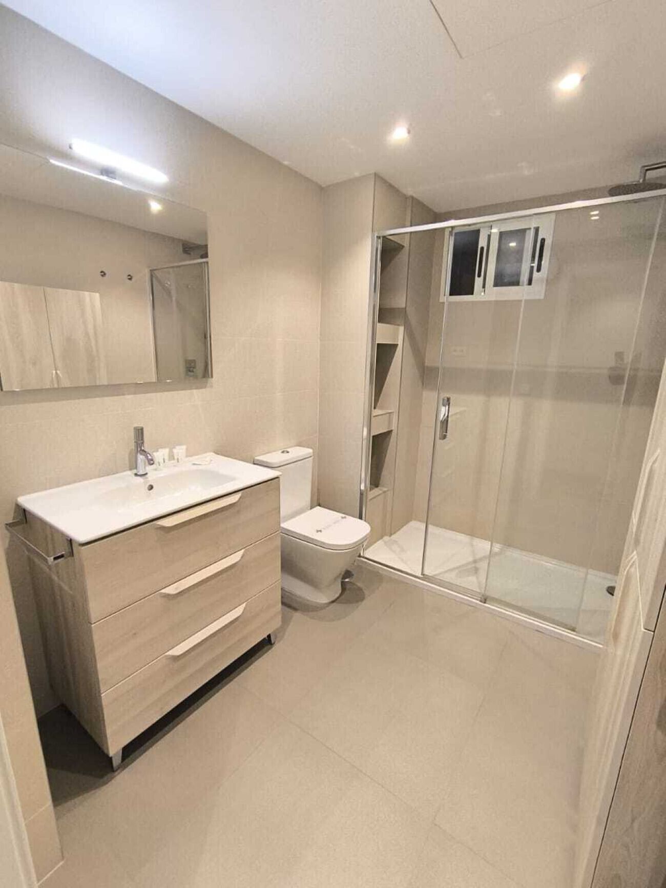 Douche, serviettes fournies