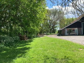 Property grounds - Luxury holiday cottage, stunning views, and hot tub. (Pingjum)