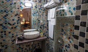 Ducha, secador de pelo, bidé y toallas