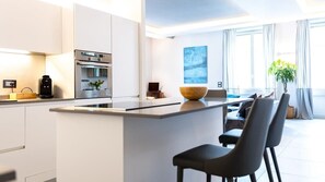 Køleskab, mikrobølgeovn, ovn, kogeplade