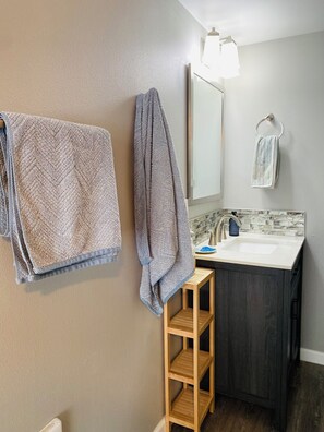 Regadera, amenidades de baño ecológicas, secadora de cabello, toallas 