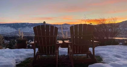 Spectacular skyline, river views from lovely yard. Bright and beautiful space.