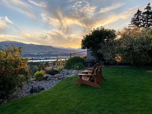 Spectacular skyline, river views from lovely yard. Bright and beautiful space.