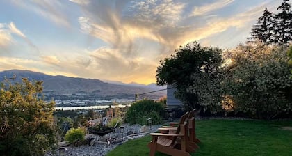 Spectacular skyline, river views from lovely yard. Bright and beautiful space.