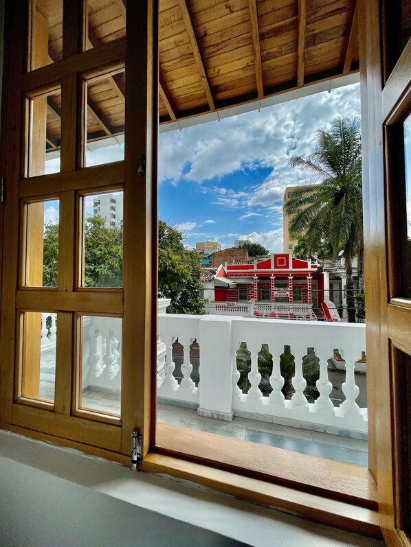 Deluxe-Zimmer, Balkon, Blick auf den Innenhof | Ausblick vom Zimmer