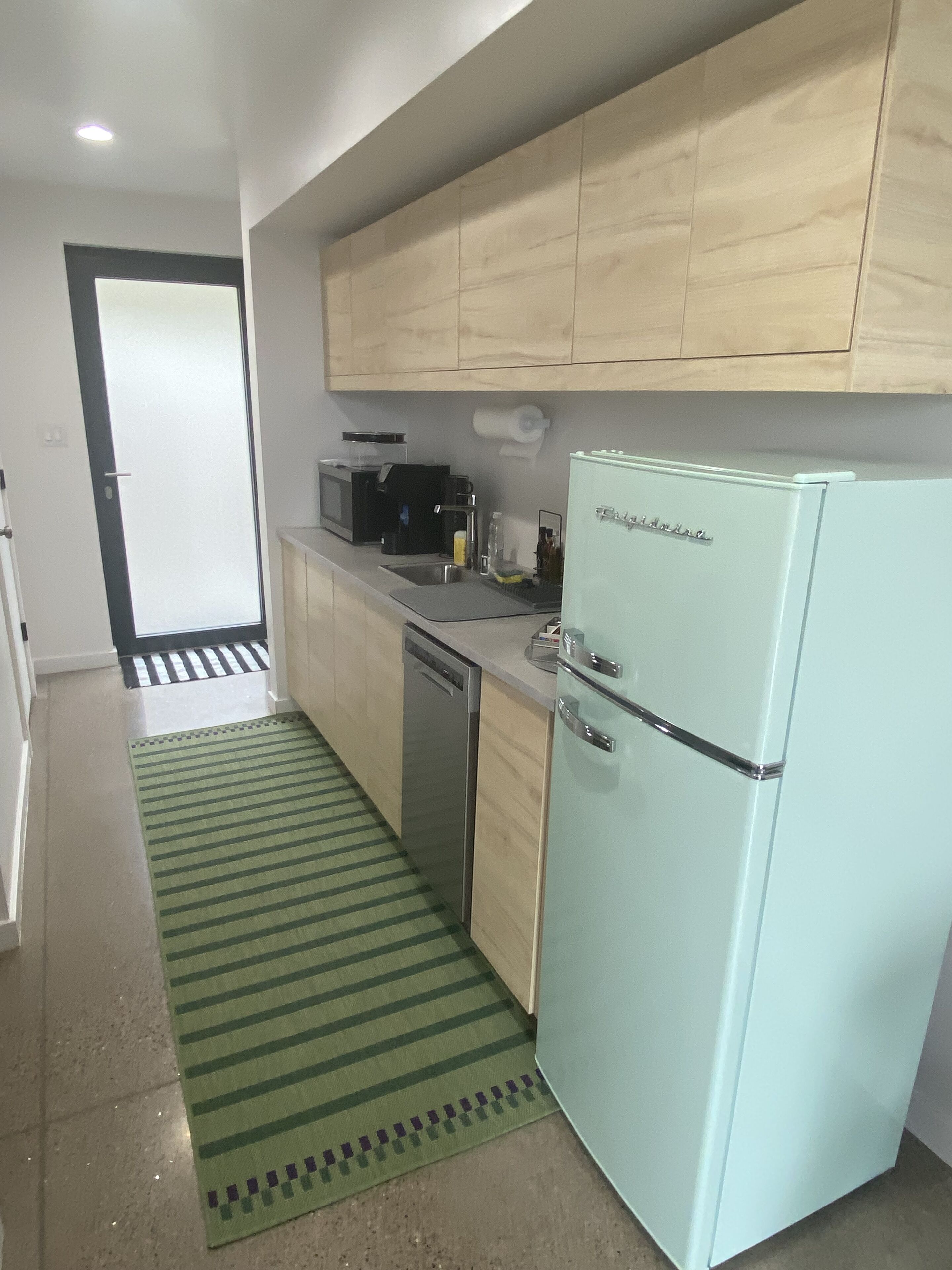 Réfrigérateur, micro-ondes, plaque de cuisson, lave-vaisselle