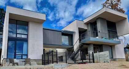 Modern Private Casita • Bright, Quiet, Minutes to LANL & Trails