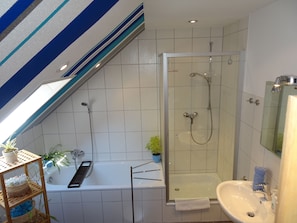 Douche, serviettes fournies, savon