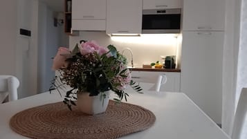 Frigorifero, microonde, forno, piano cottura