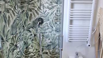 Shower, hair dryer, bidet, towels