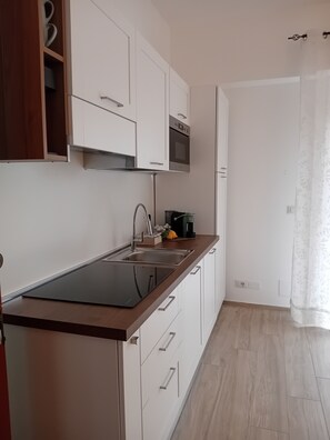 Fridge, microwave, oven, stovetop - New two-room apartment with residential pool, large terrace and exclusive parking space (Bordighera)