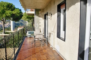 Outdoor dining - Terrace: surrounded by greenery, with large terrace overlooking the sea and private parking space, (Bordighera)