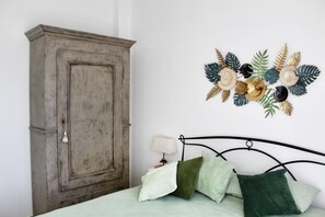 1 bedroom, iron/ironing board, free WiFi, bed sheets - Terrace: surrounded by greenery, with large terrace overlooking the sea and private parking space, (Bordighera)