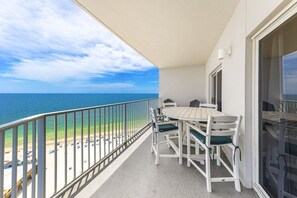 Outdoor dining - Seawind 1601։Beach Access (Gulf Shores)