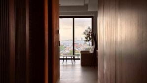 Un interior moderno con vistas a un paisaje urbano a través de amplios ventanales.