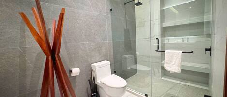 Regadera, secadora de cabello, toallas, jabón