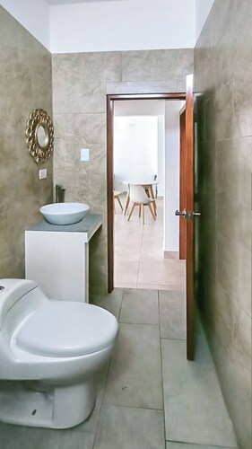 Ocean Breeze Cozy Suite near for the seawall to San Cristobal Island