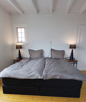 4 dormitorios, tabla de planchar con plancha, wifi y ropa de cama