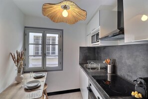 Kühlschrank, Mikrowelle, Ofen, Herdplatte