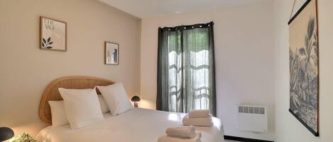 1 habitación, tabla de planchar con plancha, wifi y ropa de cama