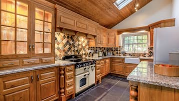 Fridge, oven, dishwasher, cookware/dishes/utensils