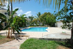 Una piscina al aire libre