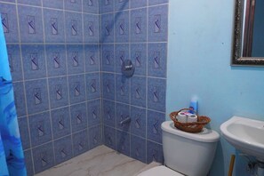 Een douche, handdoeken, zeep, shampoo