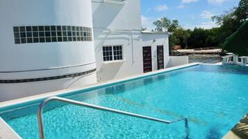 Una piscina al aire libre