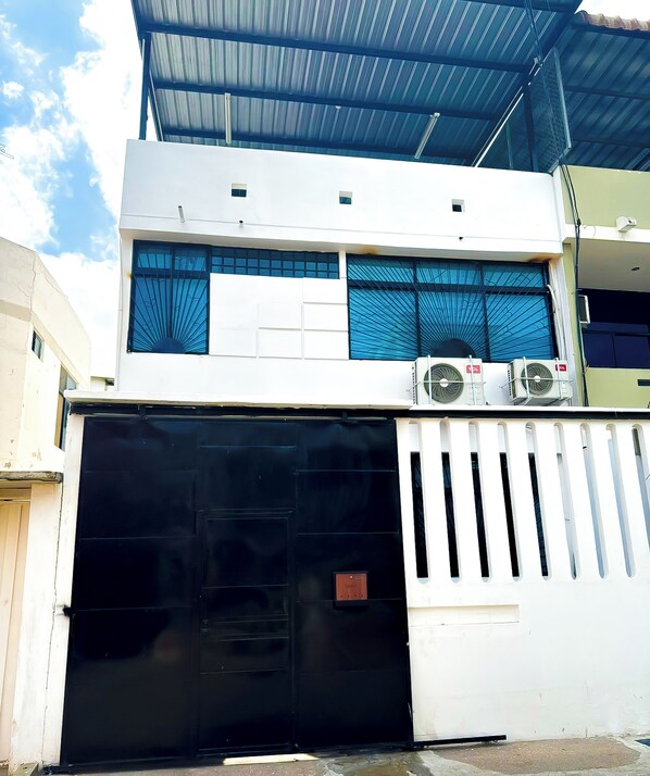 Exterior - Casa entera en Manta,  en urbanización privada cerca a todo (Manta)