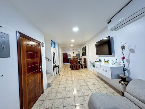 Casa entera en Manta,  en urbanización privada cerca a todo