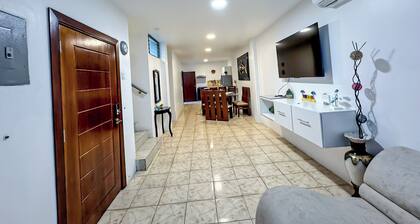 Casa entera en Manta, en urbanización privada cerca a todo