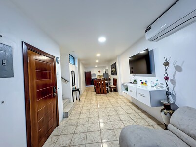 Casa entera en Manta, en urbanización privada cerca a todo