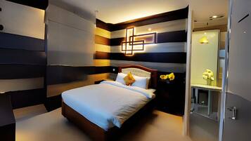 ๋๋ญ์ค ์ค์ํธ | 1 ๊ฐ์ ์นจ์ค, ๋ฏธ๋๋ฐ, ์ฑ
์, ๋
ธํธ๋ถ ์์
๊ณต๊ฐ