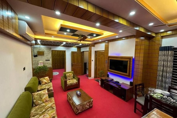 Deluxe Suite | Living area | 32-inch Smart TV with cable channels, pay movies