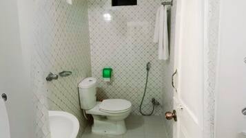 Chambre Double Deluxe, vue jardin | Salle de bain