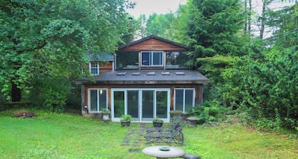 Sunnybrook House - 5 bedroom antique home in landscaped wooded grounds.