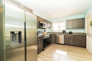 Fridge, microwave, oven, stovetop - Front Royal 5 bdrm 4 bth National park w/driveway (Warren County)