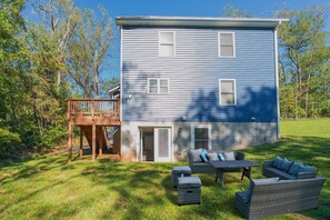Terrace/patio - Front Royal 5 bdrm 4 bth National park w/driveway (Warren County)