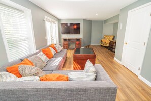 Una Smart TV, una chimenea