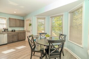 Dining - Front Royal 5 bdrm 4 bth National park w/driveway (Warren County)