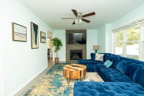 Smart TV, fireplace - Front Royal 5 bdrm 4 bth National park w/driveway (Warren County)