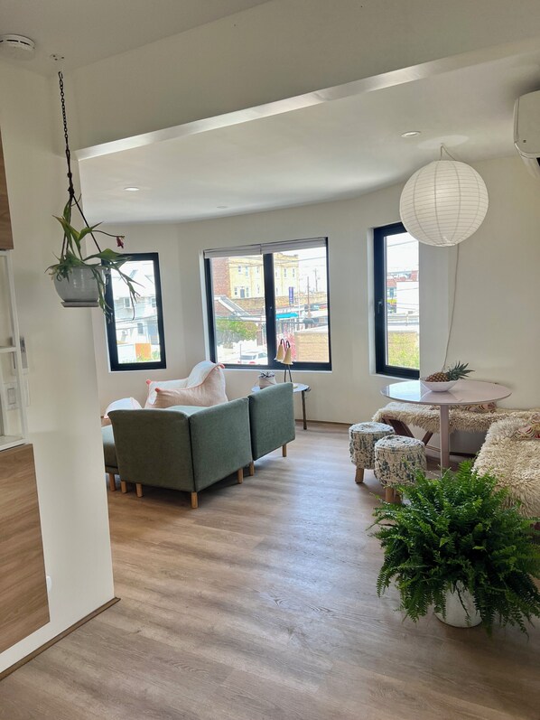 Living area - SUN FILLED 3-bedroom APARTMENT with WiFi, AC in ROCKAWAY BEACH (Queens)
