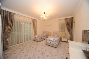 5 bedrooms, iron/ironing board, WiFi, bed sheets