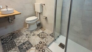 A bathroom with a toilet, sink, and shower. - La Luna Guest House (Castellammare del Golfo)