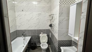 Habitación estándar, vista a la ciudad | Baño
